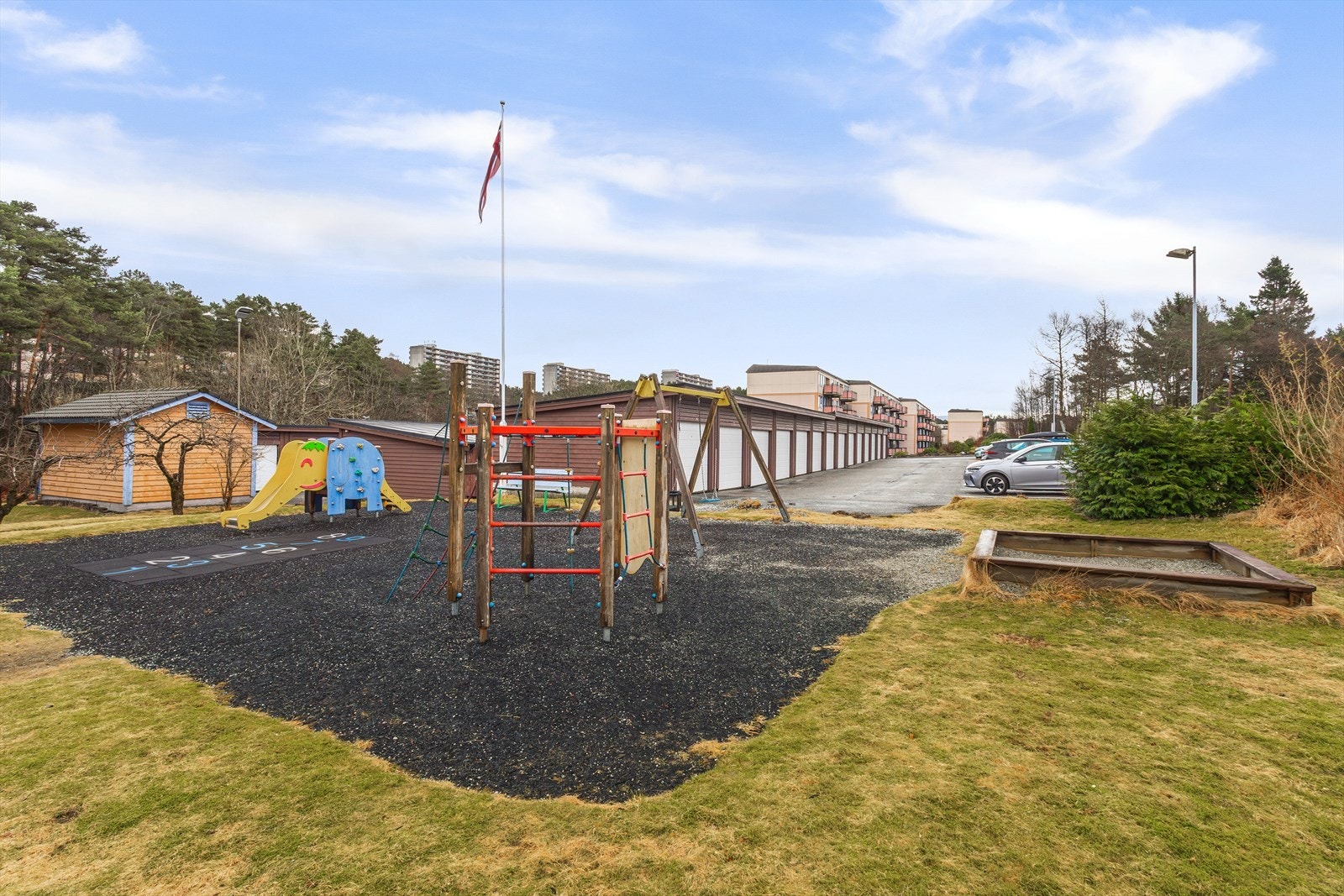 Lekeplass og grøntareal er tilgjengelig for beboerne, med god plass til aktiviteter. Galleribilde