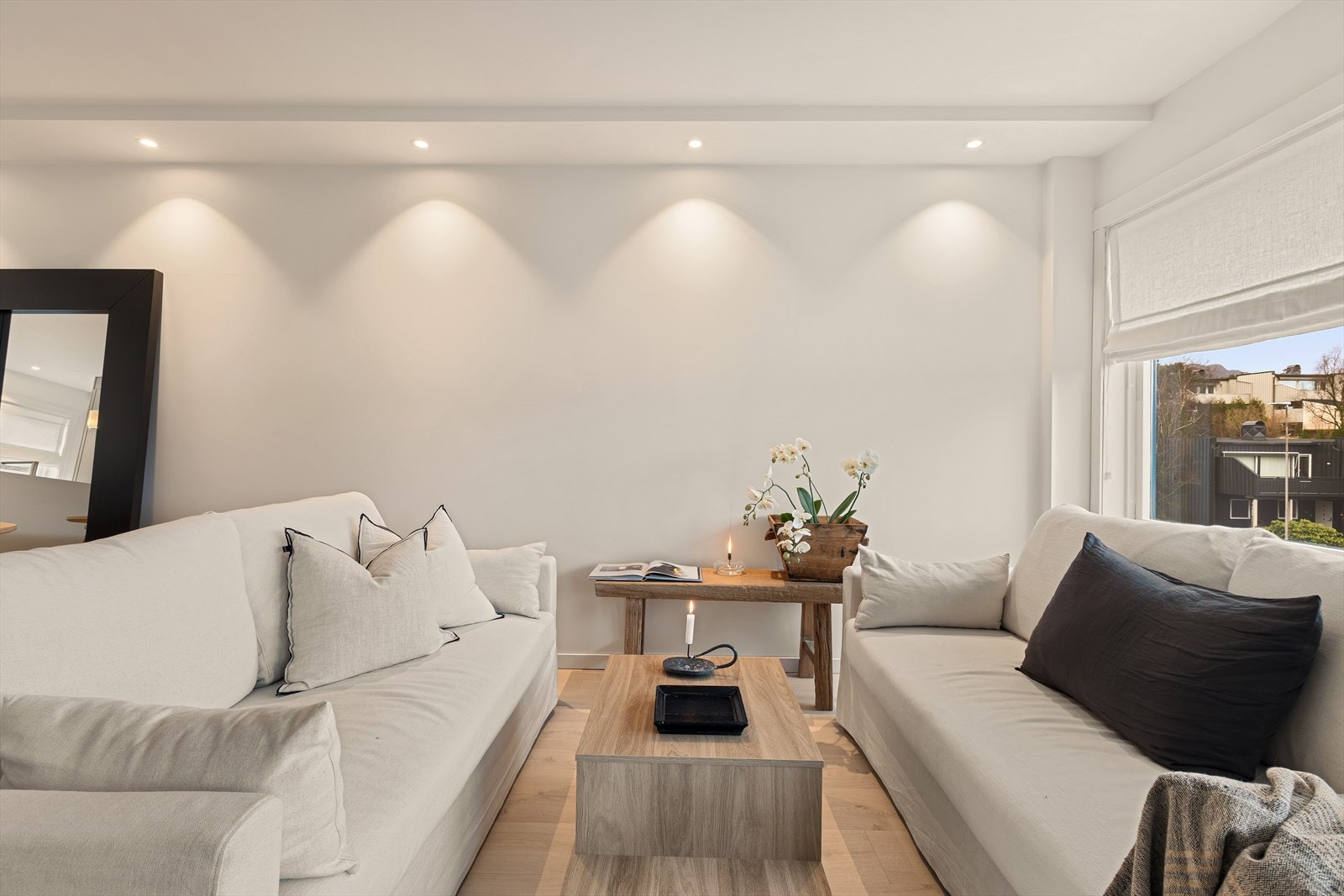 Belysning med spotter i taket skaper et funksjonelt innemiljø. Galleribilde