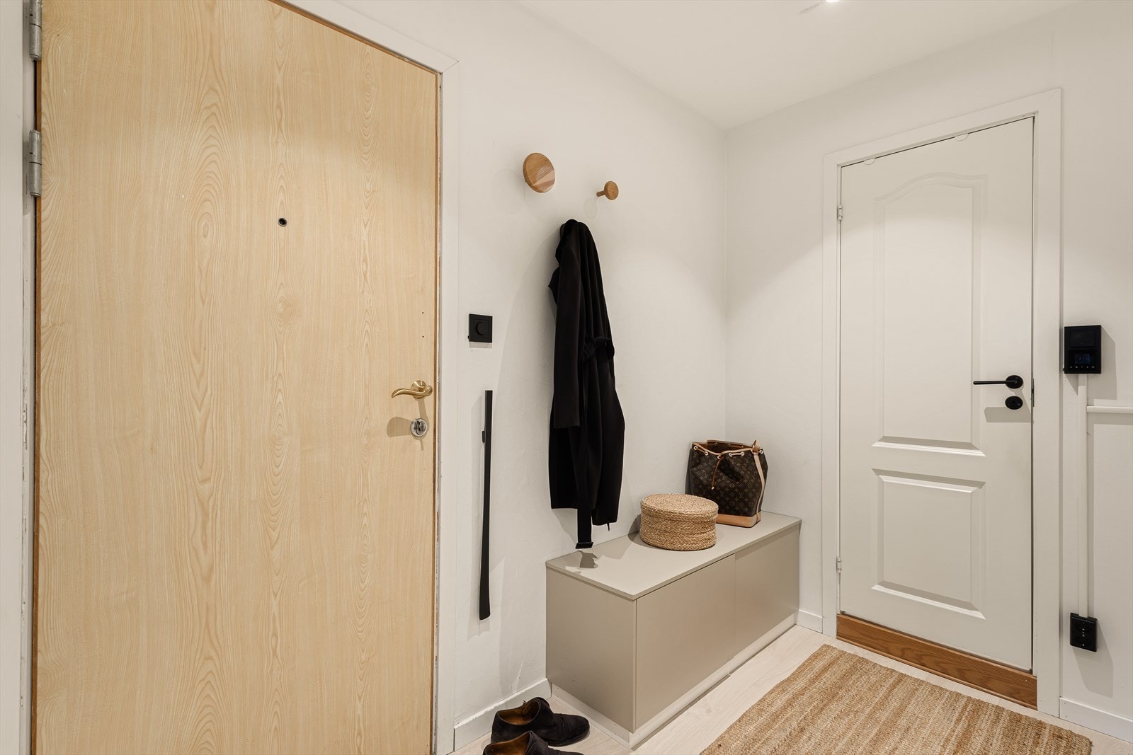 Lys og romslig entré med god plass til oppbevaring av sko og oppheng av yttertøy. Galleribilde