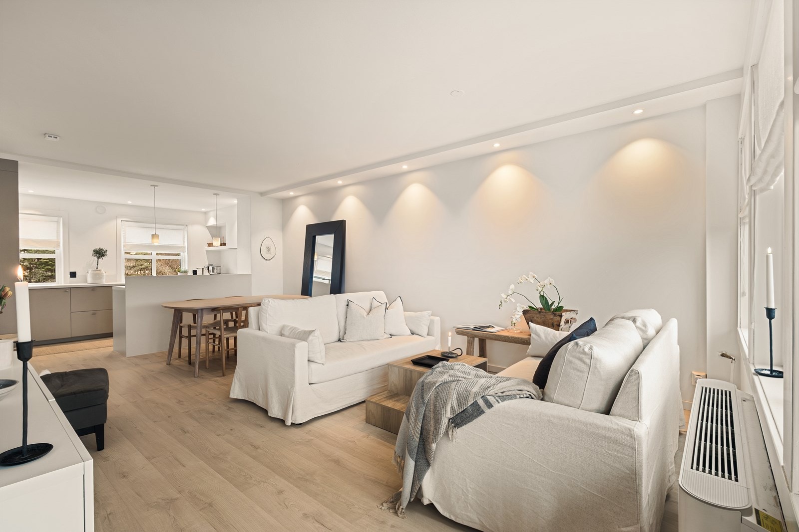 Laminatgulv lagt i 2024 gir en moderne og slitesterk overflate. Galleribilde