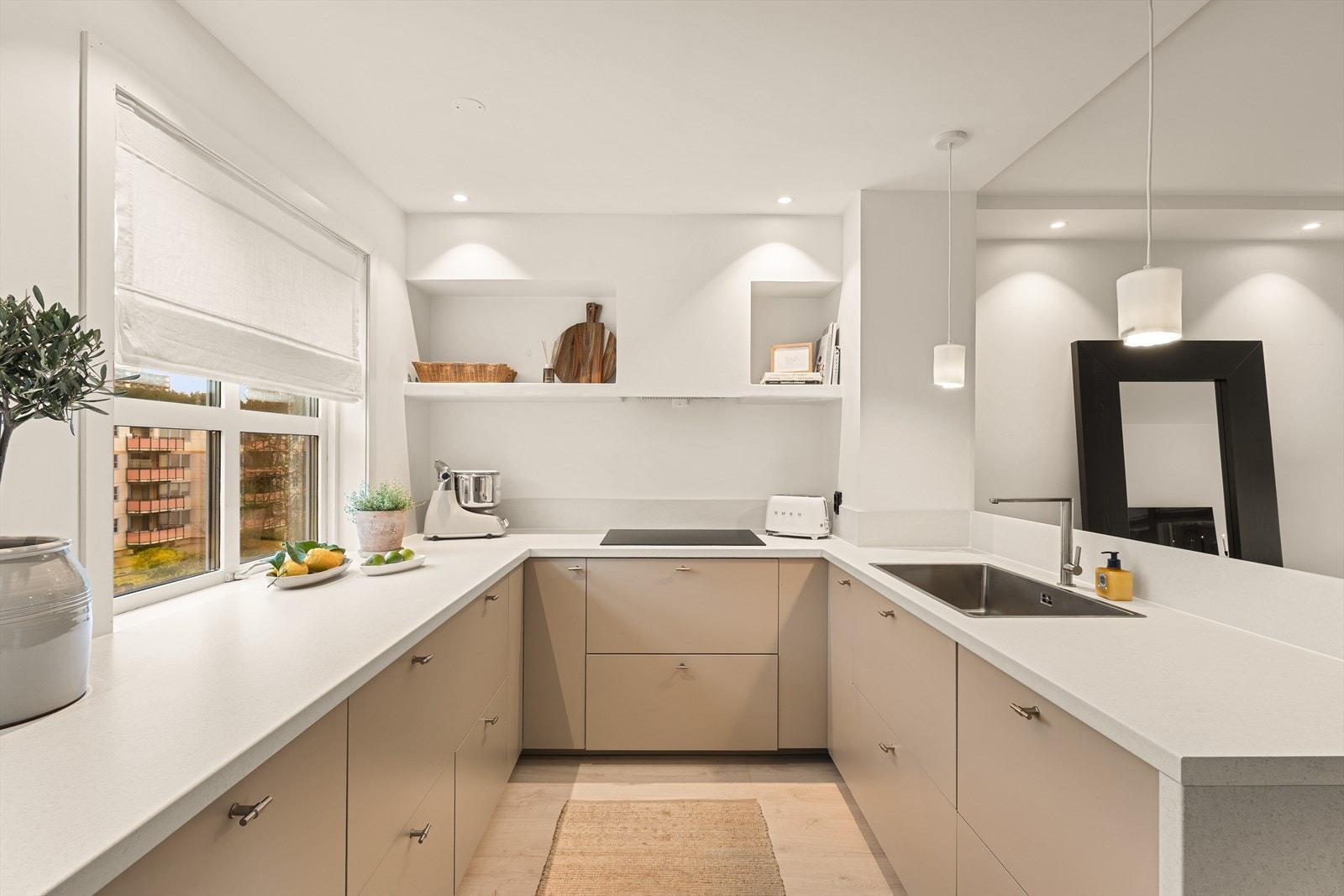 Integrerte hvitevarer fra Electrolux inkluderer kjøleskap, oppvaskmaskin, induksjonstopp og stekeovn. Galleribilde