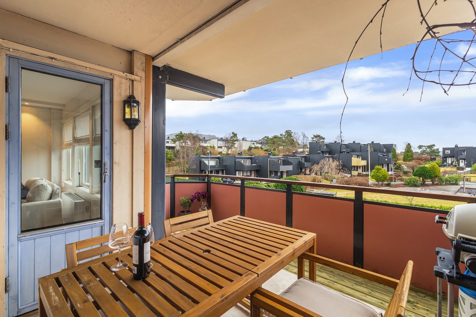 Utsikten fra balkongen tilbyr god oversikt over nærliggende grøntområder og bebyggelse. Galleribilde