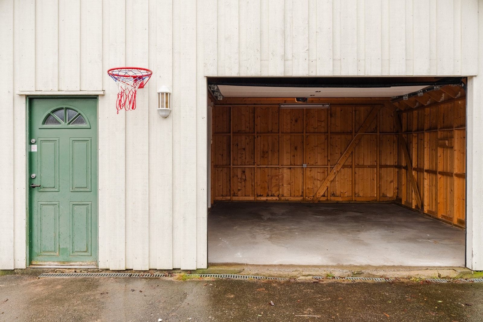 Garasjen går over to plan med 40 kvm i 1. etasje og 11 kvm bodareal på loft. Galleribilde