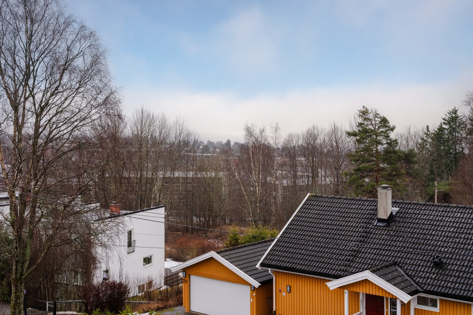 Flott utsyn over nærområdet fra uteplassen. Galleribilde