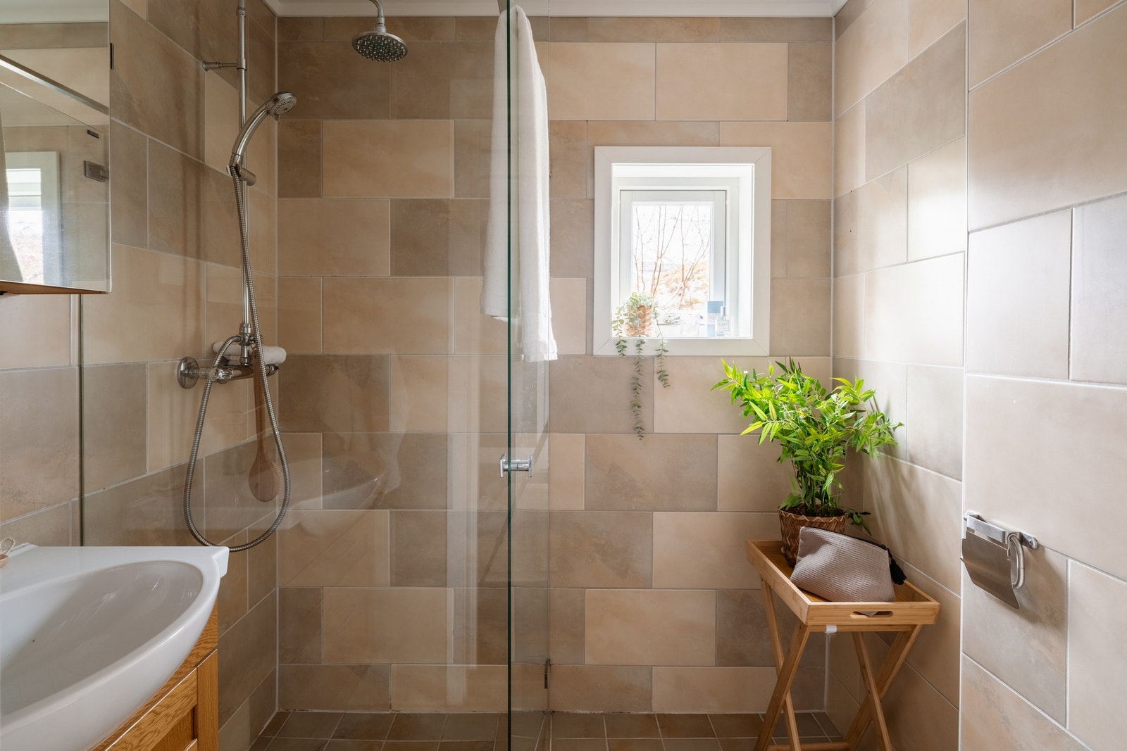 I kjelleretasjen finnes ytterligere et bad med dusjnisje, servant og vegghengt toalett. Badet har elektrisk gulvvarme og naturlig ventilasjon via avtrekksvifte. Galleribilde