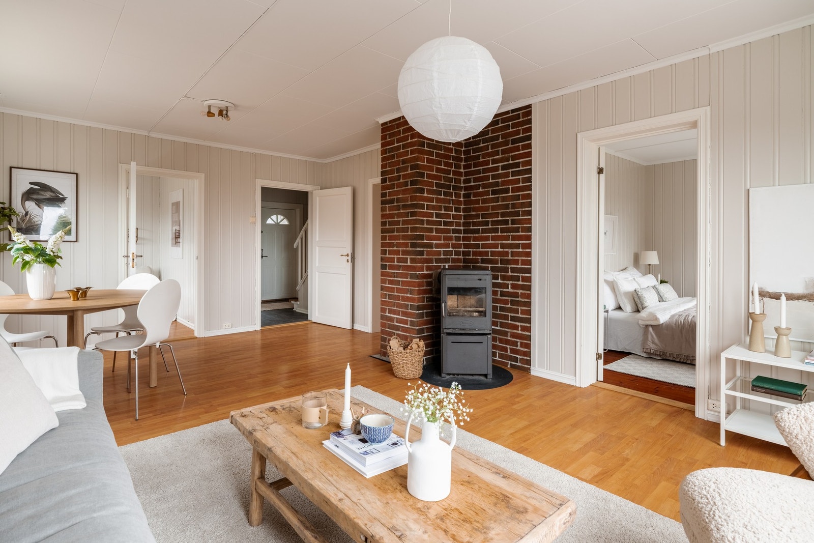 Her er det gode møbleringsmuligheter for både sofagruppe og spiseplass. Galleribilde