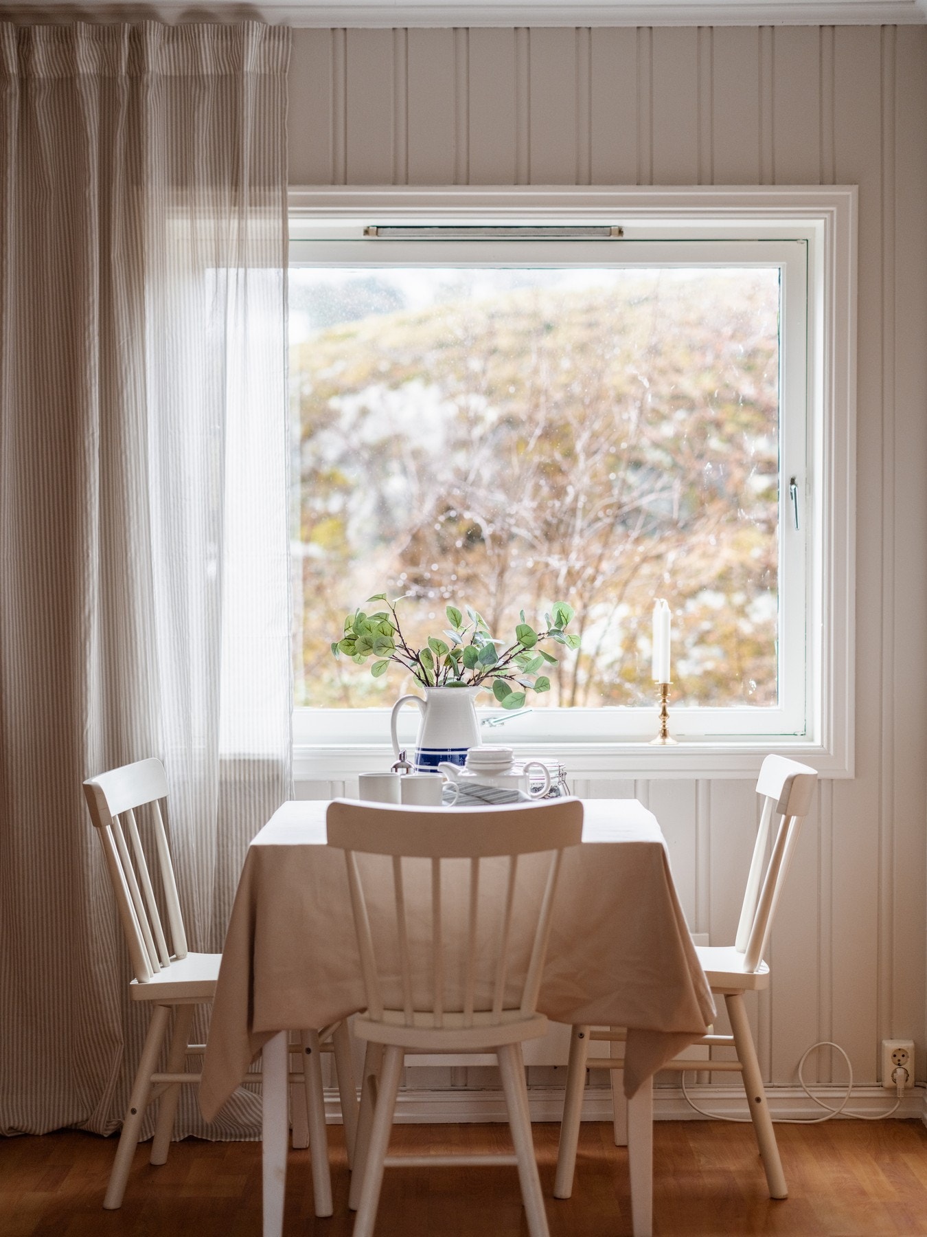 Kjøkkenet har også plass til en hyggelig spiseplass ved vinduet, som gir godt lysinnslipp og utsyn til hagen. Galleribilde