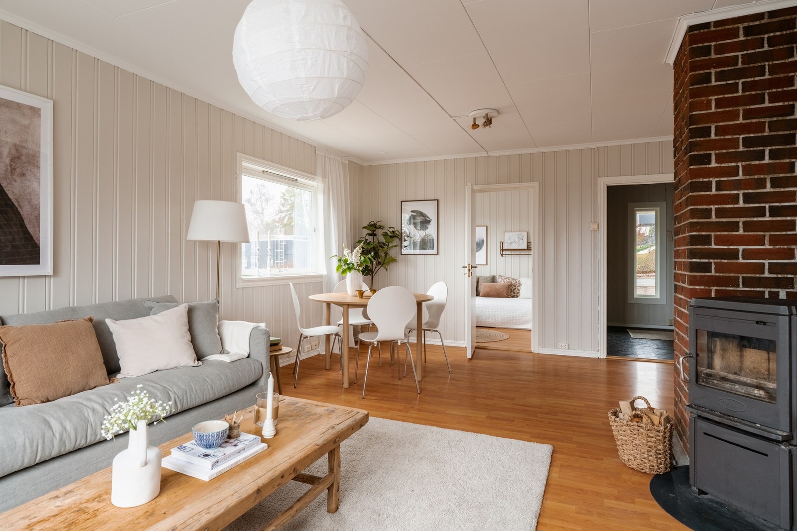 Rommet har parkettgulv og panelte vegger. Galleribilde