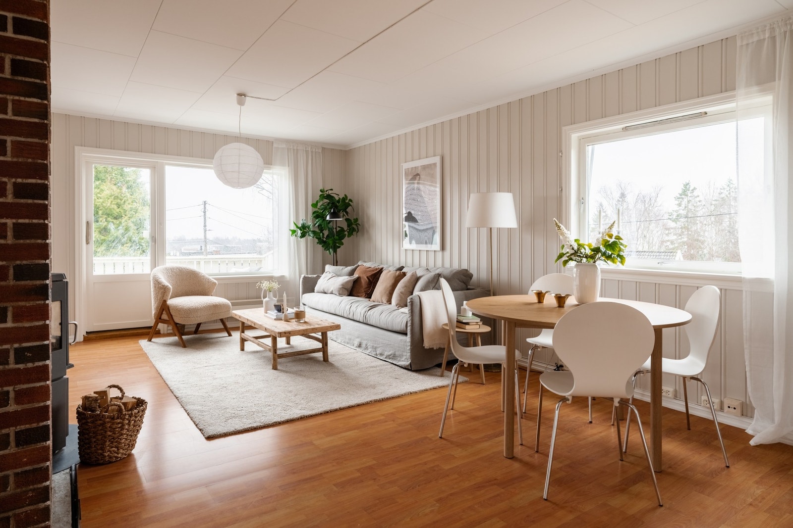 Stuen i hovedetasjen fremstår som et lyst og trivelig oppholdsrom. Galleribilde