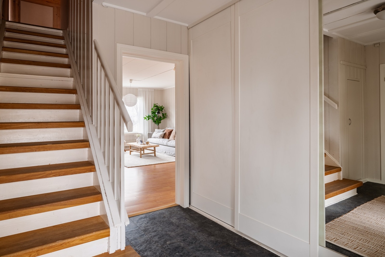 Entreen har god plass til garderobeløsninger. Herfra er det trapp videre til øvrige etasjer. Galleribilde