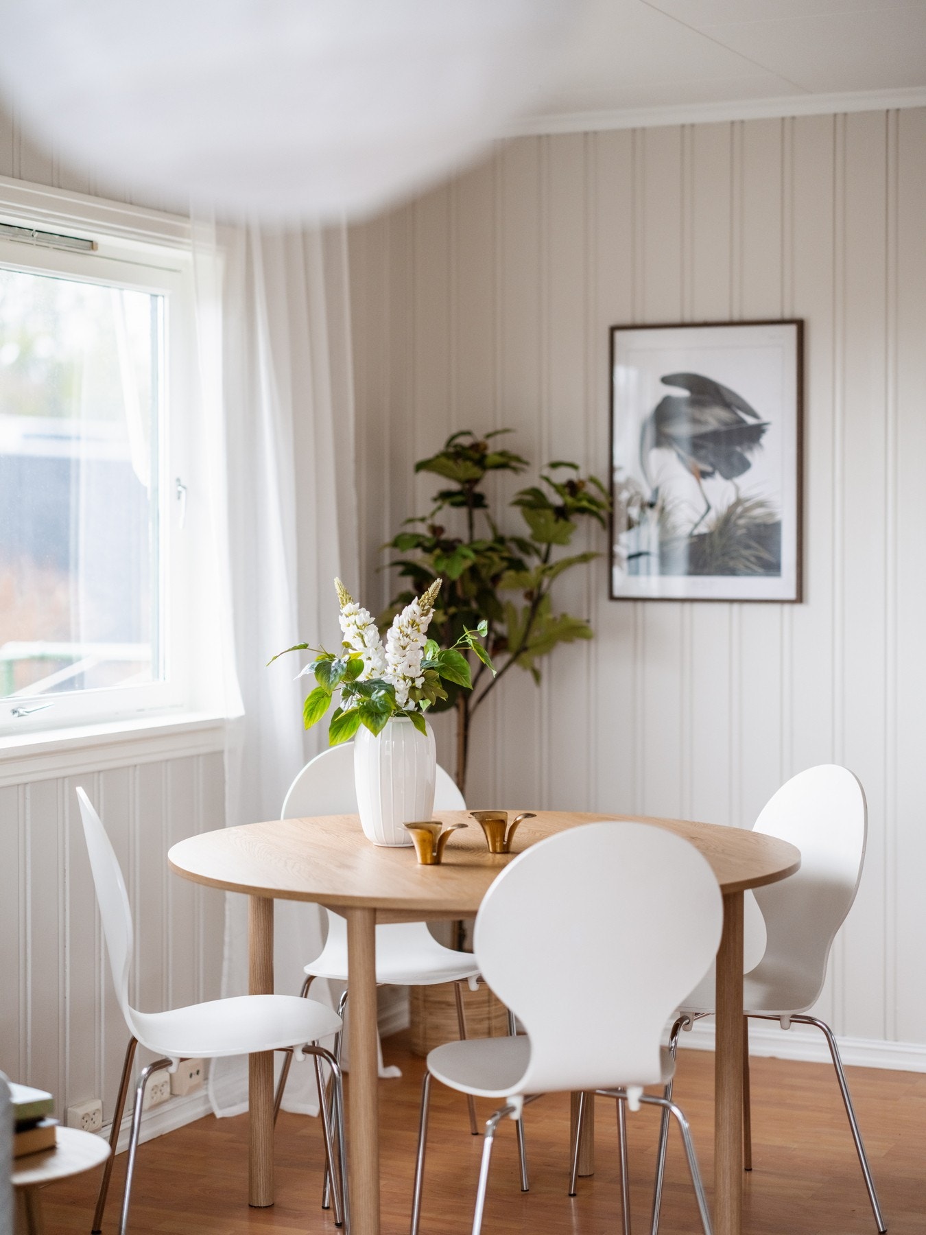 Godt med naturlig lys også i denne delen av stuen. Galleribilde