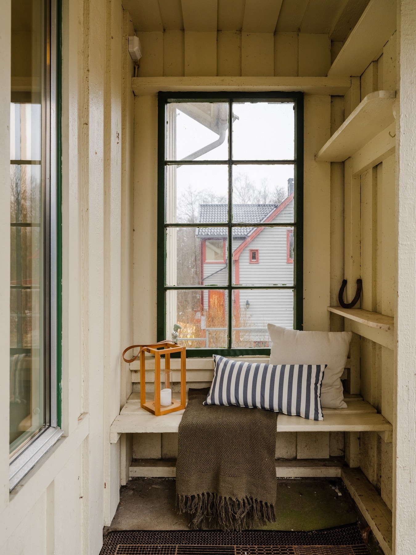 Ved inngangsdøren er det en koselig nisje med plass for utemøblement. Galleribilde