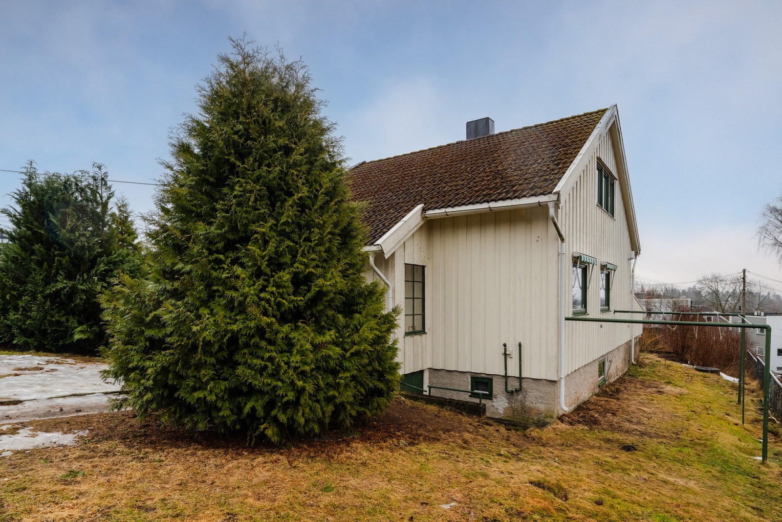 I hagen er det både beplantning og delvis synlig fjell i dagen. Galleribilde