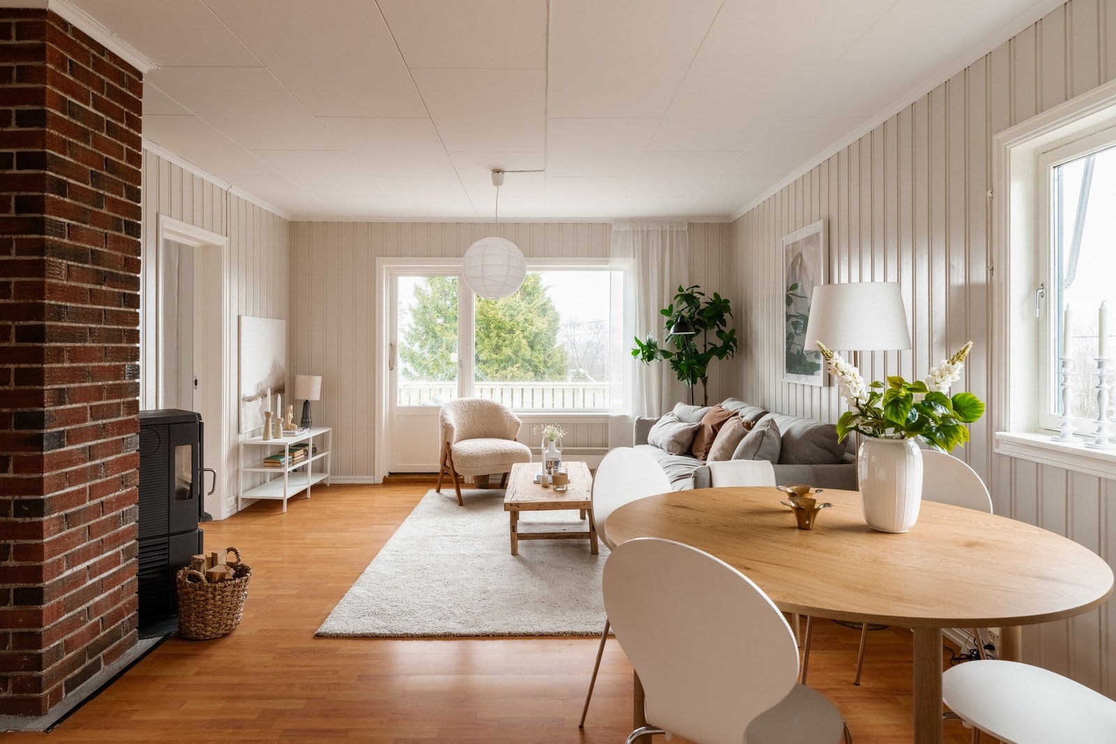 I motsatt ende ligger spisestuesonen. Galleribilde