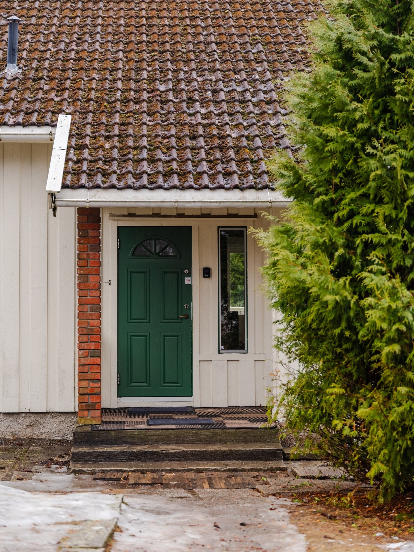 Boligen har et overbygget inngangsparti med stenbelagt trappesats. Galleribilde