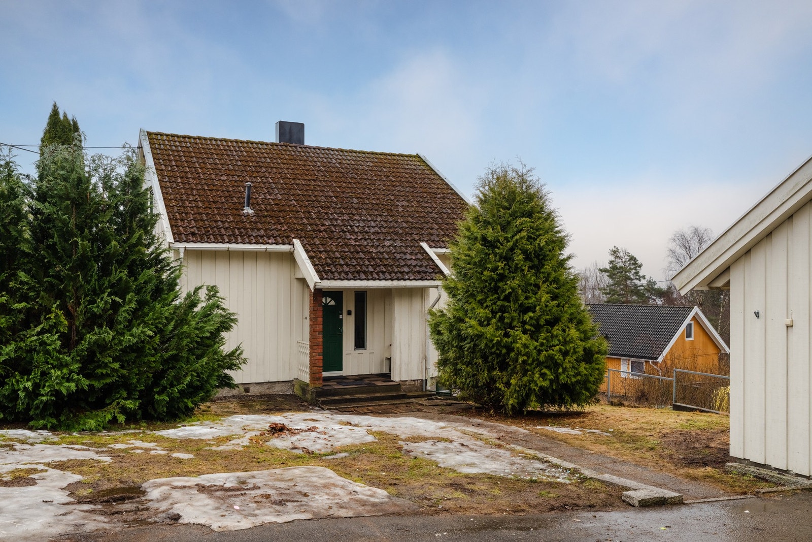 Eiendommen har en stor og solrik tomt på ca. 1,2 mål. Galleribilde