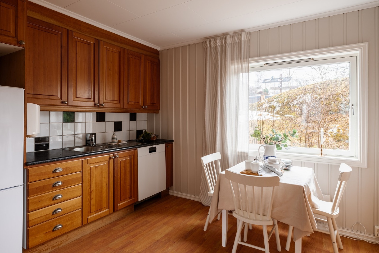 Innredningen har profilerte fronter og laminat benkeplate med nedfelt oppvaskkum og ettgreps blandebatteri. Galleribilde