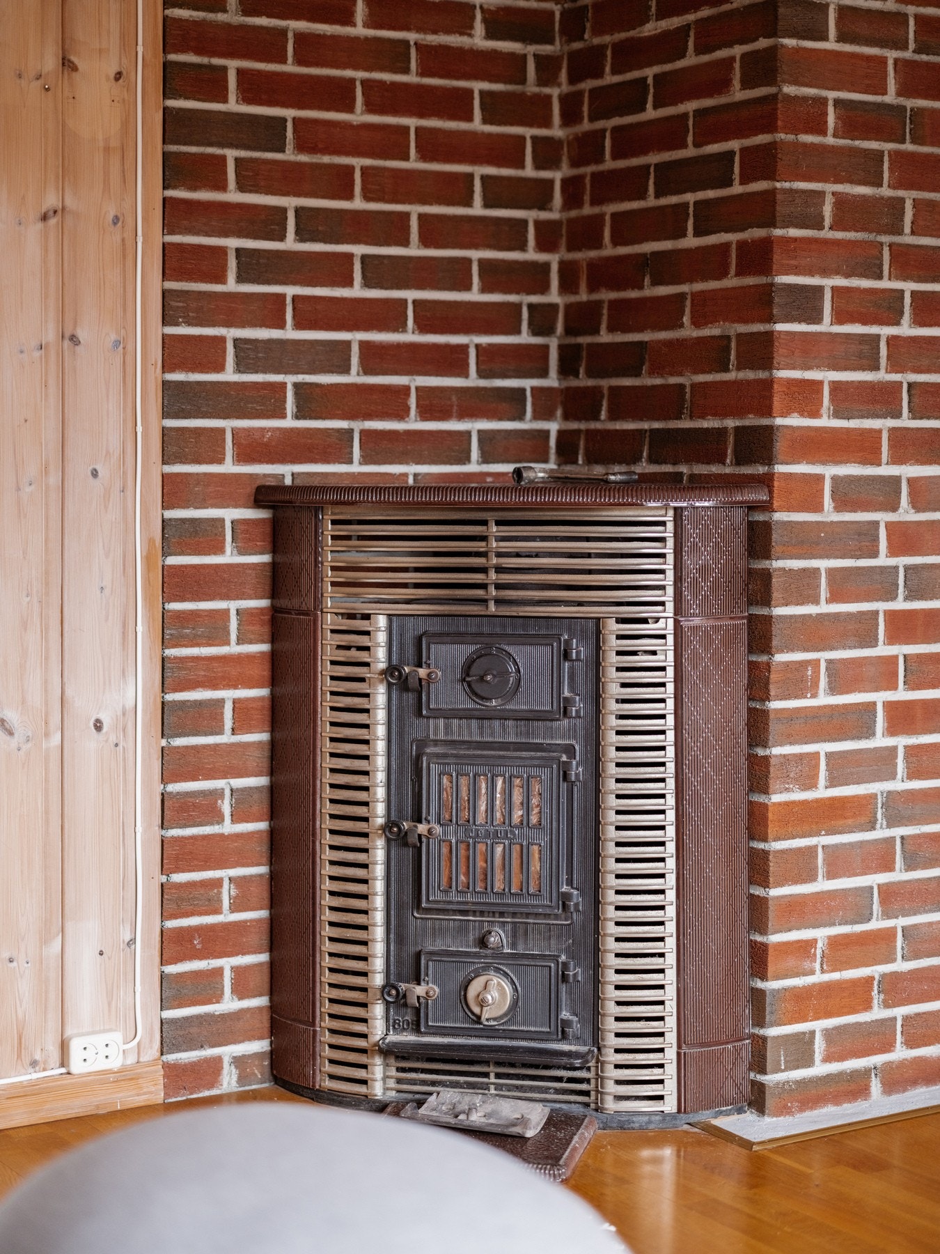 I likhet med stuen er det montert vedovn på dette soverommet. Galleribilde