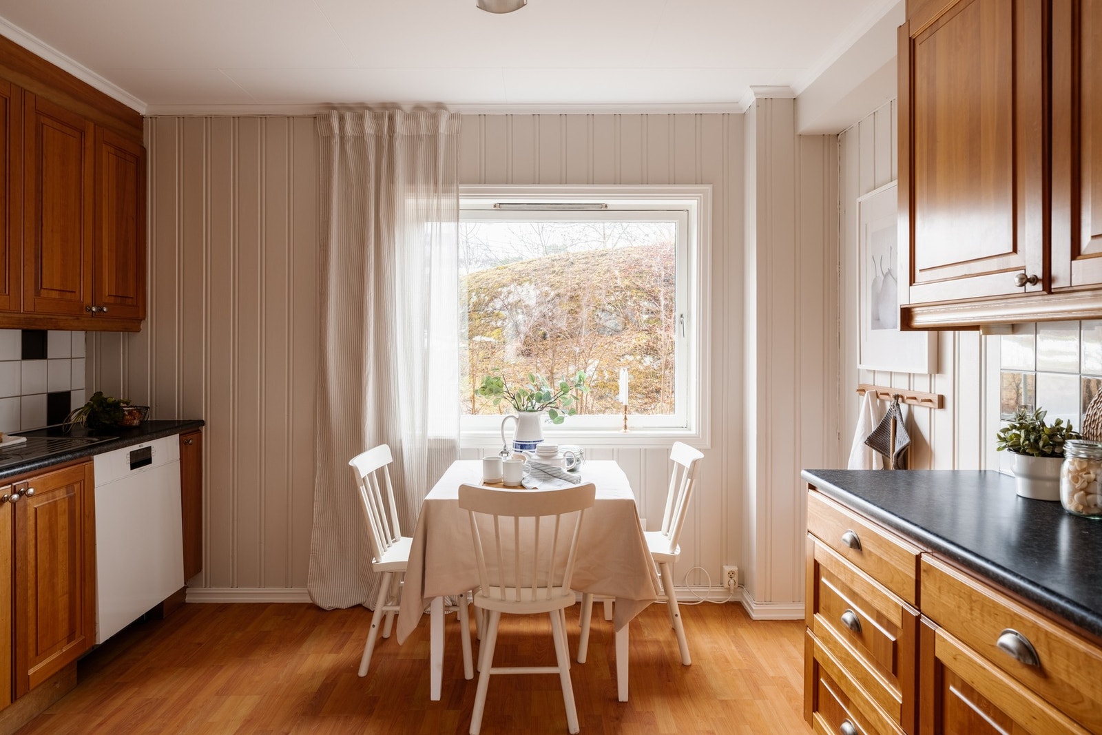 Det er nisjer for komfyr, oppvaskmaskin og kjøle-/fryseskap, samt kjøkkenventilator med avtrekk ut. Galleribilde