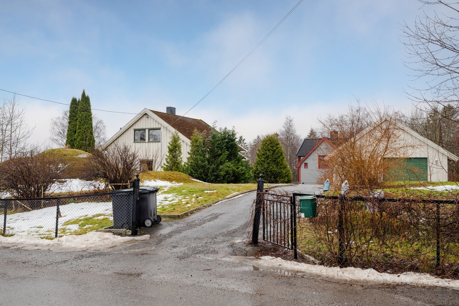 Representativ innkjøring til eiendommen. Galleribilde