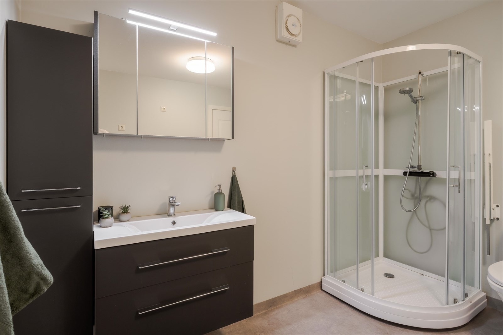 Badet ble delvis oppgradert i januar 2019. Rommet er utstyrt med servant med møblement, speilskap med belysning, toalett, dusjkabinett og opplegg for vaskemaskin. Galleribilde