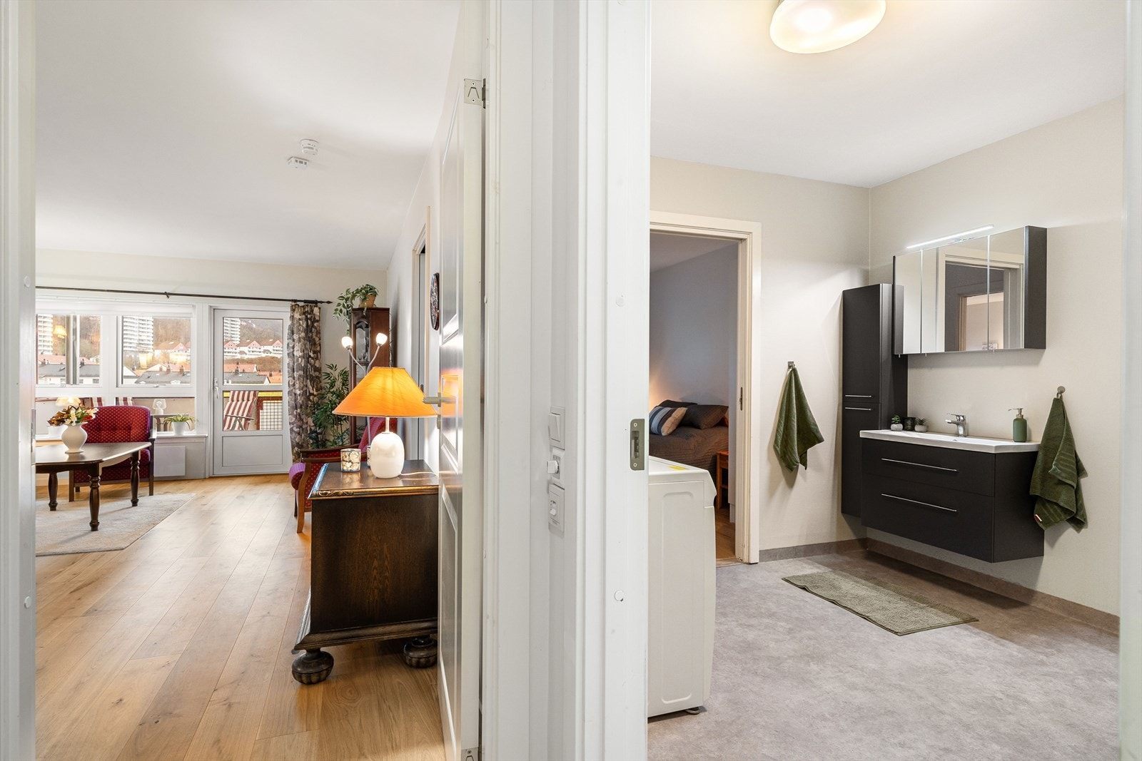 Lys og åpen planløsning med en god romfølelse og behagelige størrelser på alle rom. Galleribilde