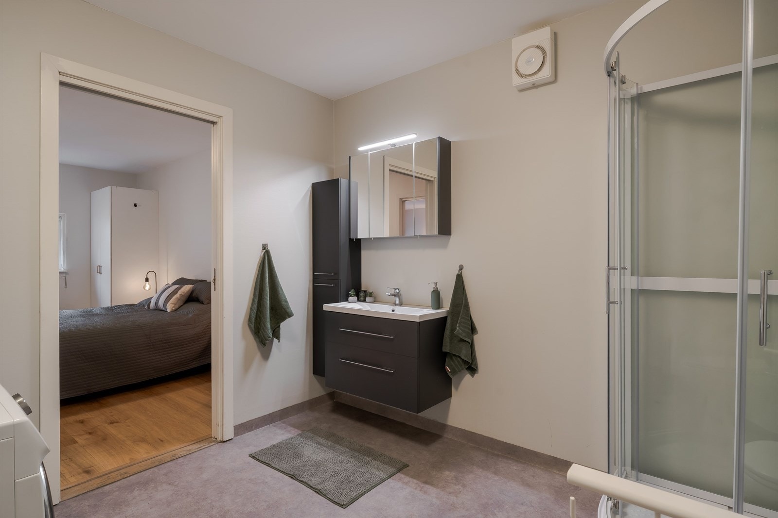 Badet har adkomst fra gangen, samt direkte tilgang fra hovedsoverommet. Galleribilde