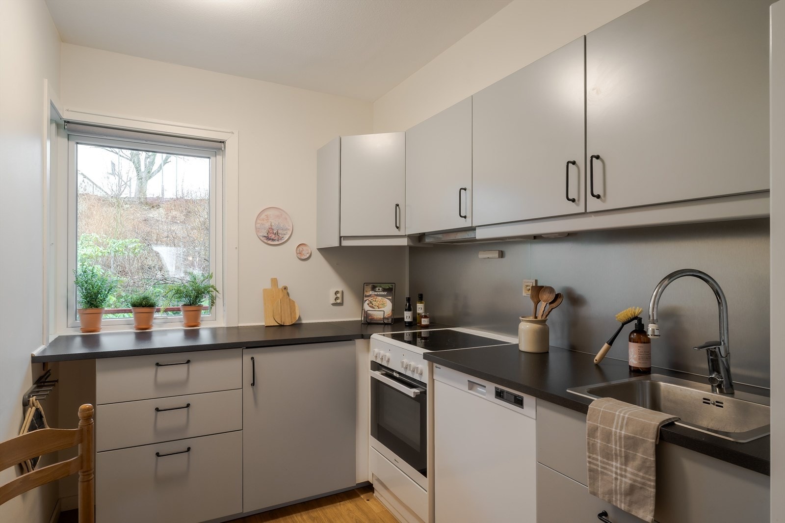 Kjøkkenet er også nytt fra 2019. Innredningen er fra IKEA med slette fronter, laminat benkeplate og nedfelt vaskekum i stål. Areal: 7,3 kvm. Galleribilde