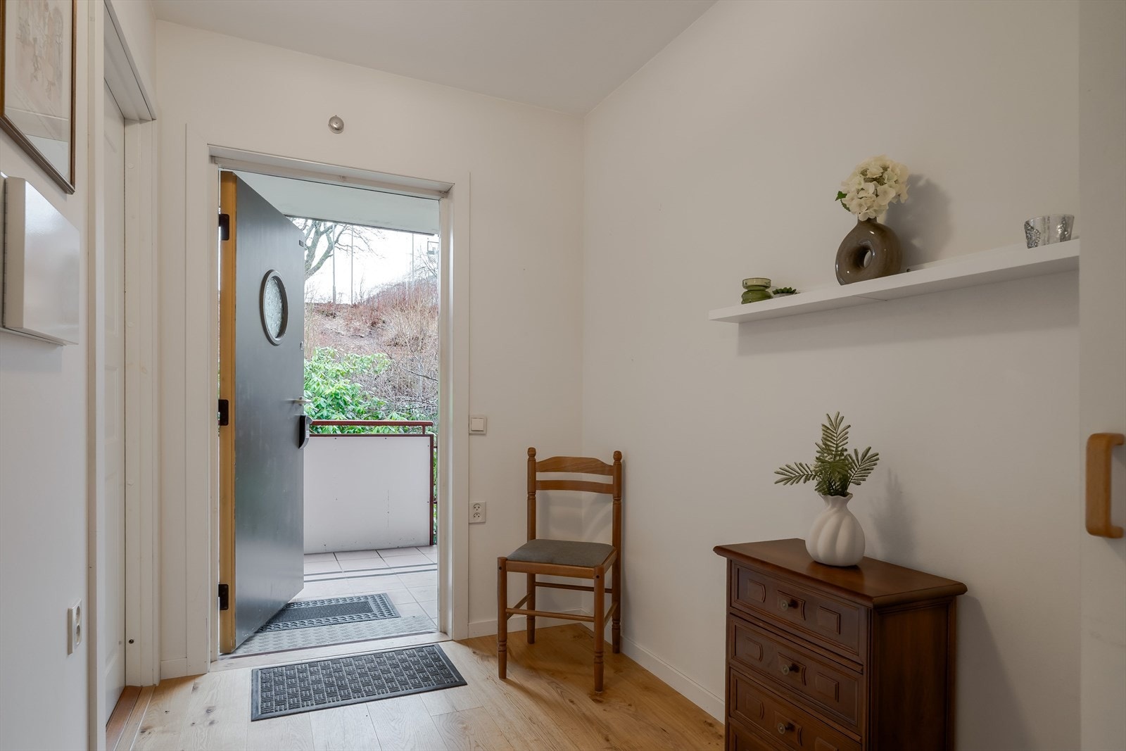 Entré/gang på 5,2 kvm med plass til oppheng for yttertøy eller garderobeløsning. Galleribilde