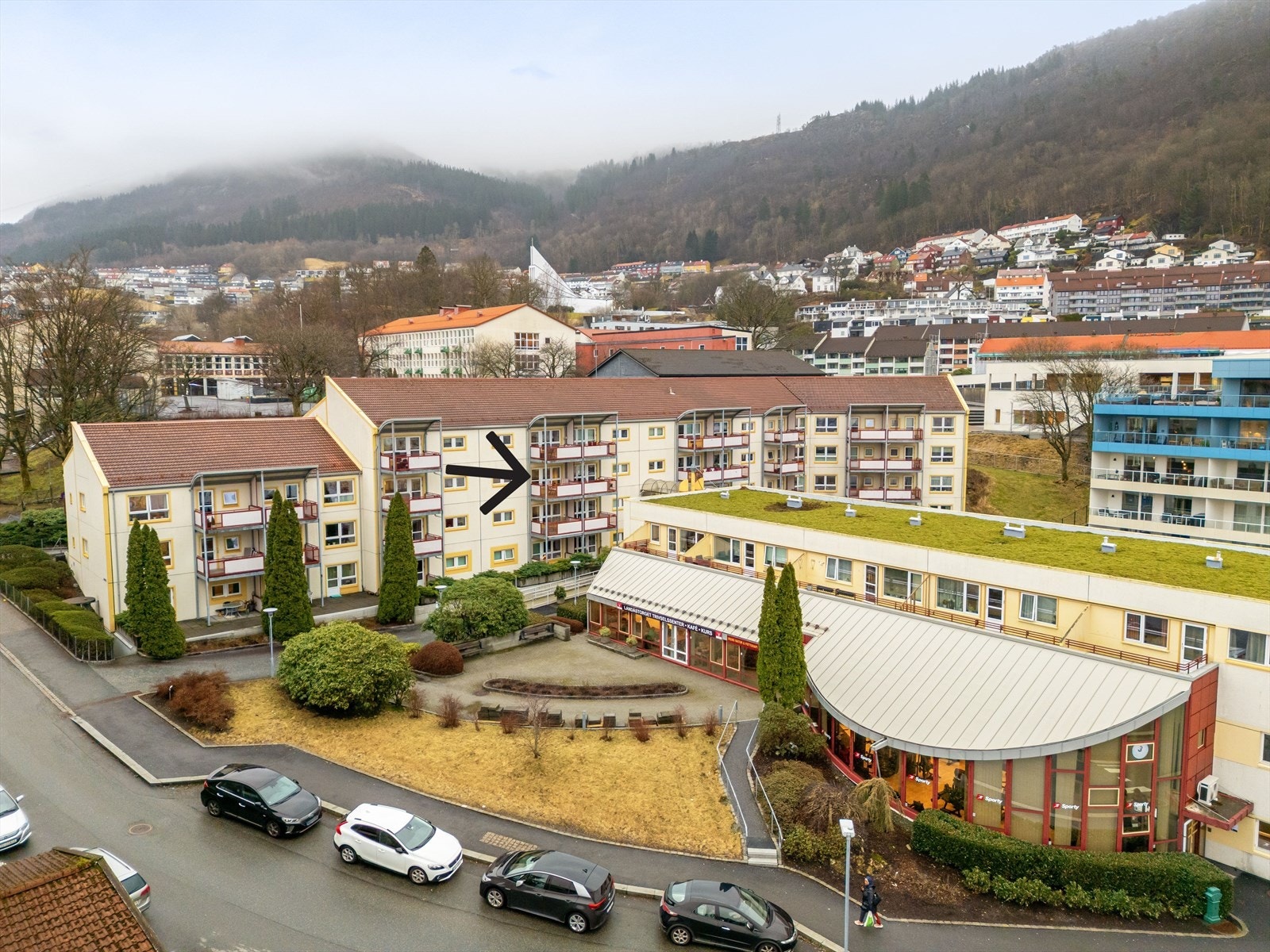 Leiligheten har en god intern plassering i byggets 3. etasje. Nærmeste nabo er Landåstorget trivselssenter, som tilbyr kafeteria, kurs, aktiviteter og arrangementer, samt tjenester som frisør og fotpleie. Galleribilde