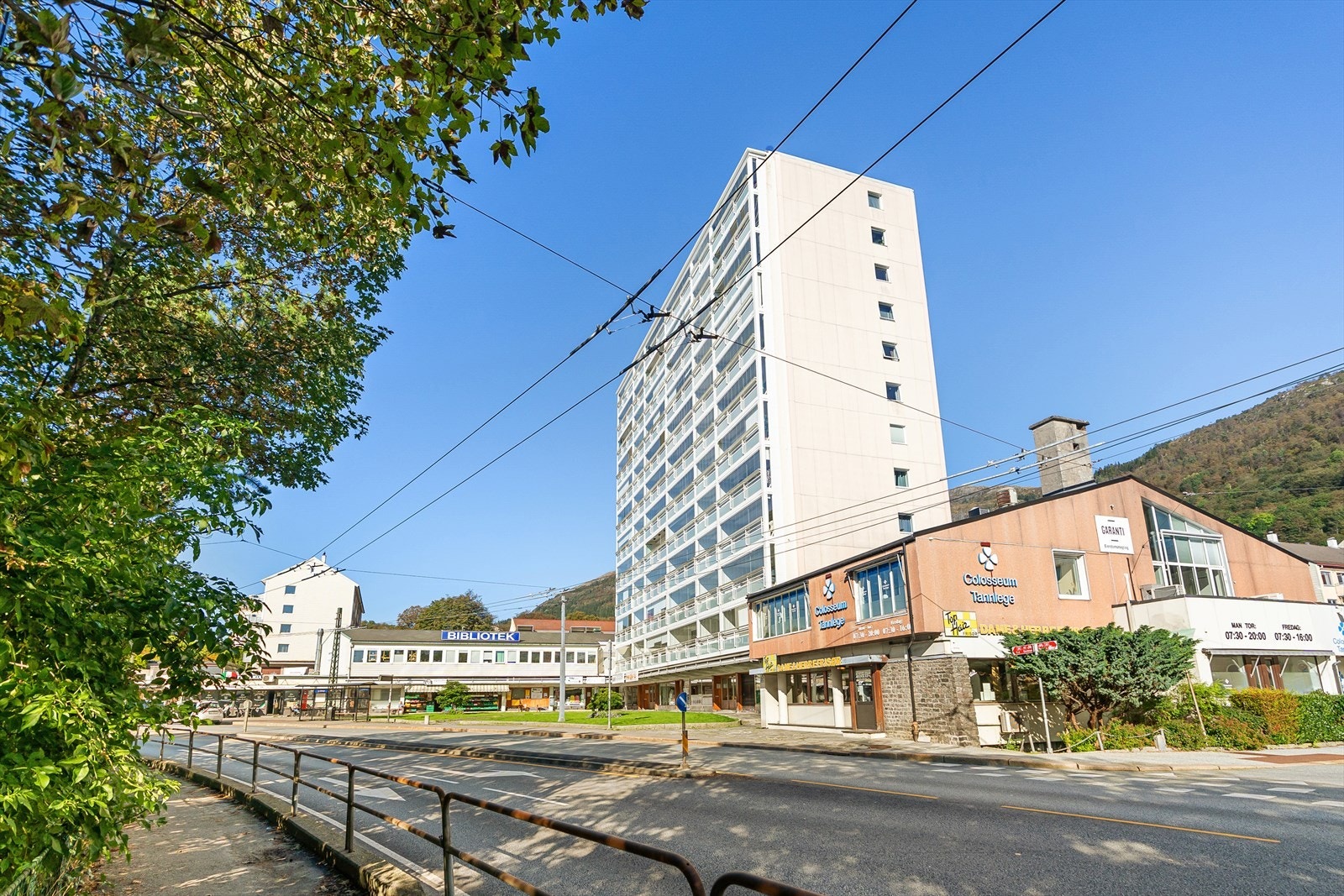 På Landåstorget finner man også et godt utvalg servicetilbud, blant annet frisør, tannlege, restauranter, renseri, garnbutikk, bibliotek og Garanti Eiendomsmegling. Galleribilde