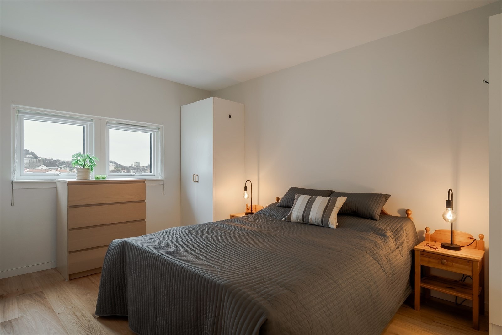 Leiligheten har to soverom. Hovedsoverommet er på 12,8 kvm og er vendt mot sør. Galleribilde