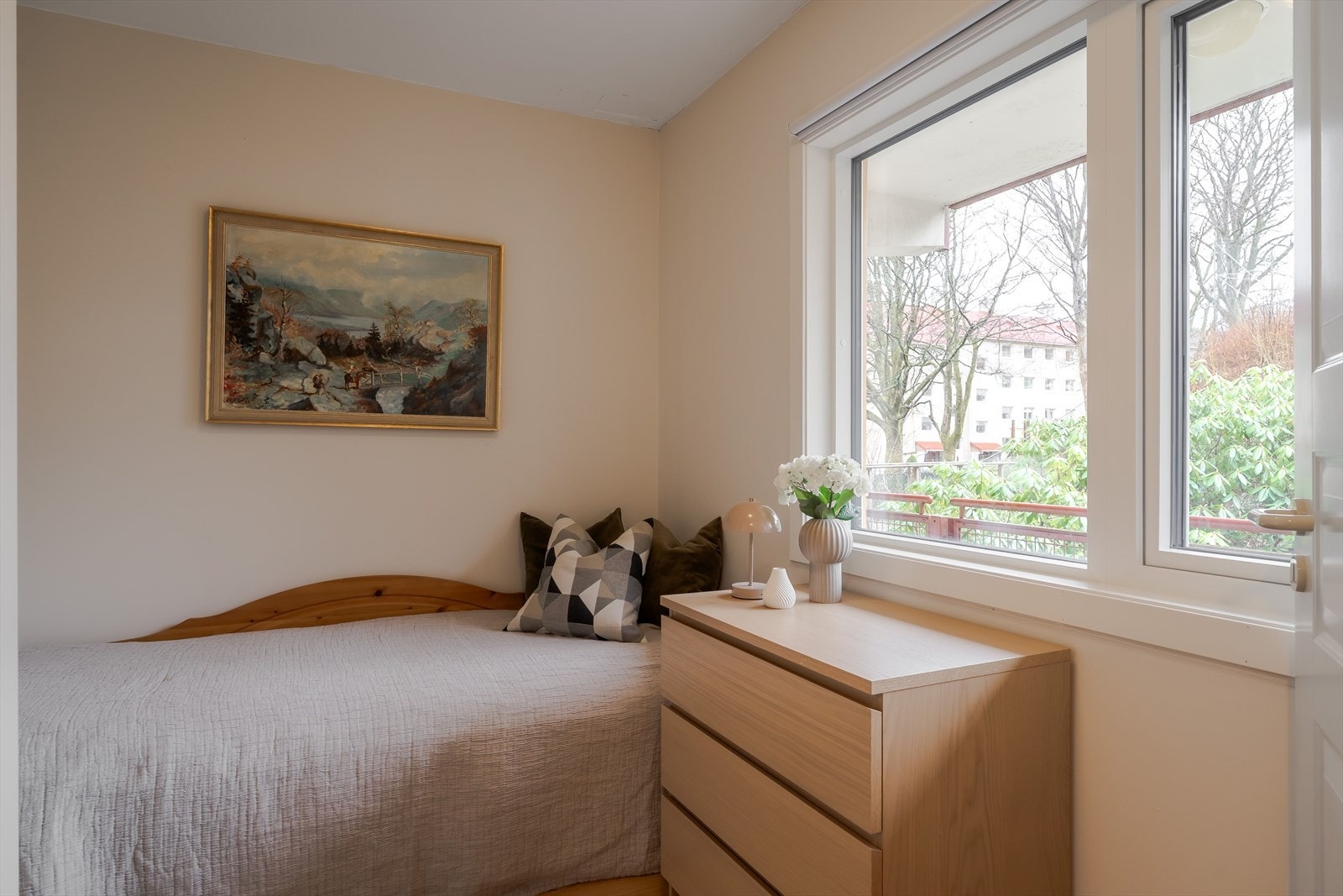 Soverom nummer to er på 6,3 kvm og er vendt mot nord. Begge soverommene har garderobeskap, totalt tre skap (eldre garderobeløsning). Galleribilde