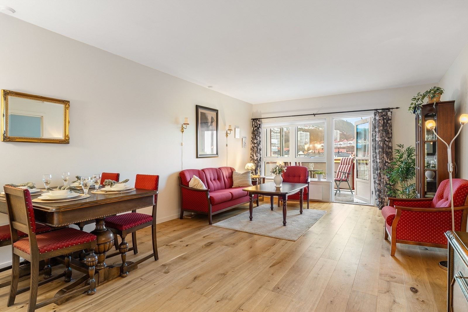 Romslig stue på 25 kvm med god plass til både sofagruppe og spisebord. Fra stuen er det fin utsikt mot sør. Galleribilde