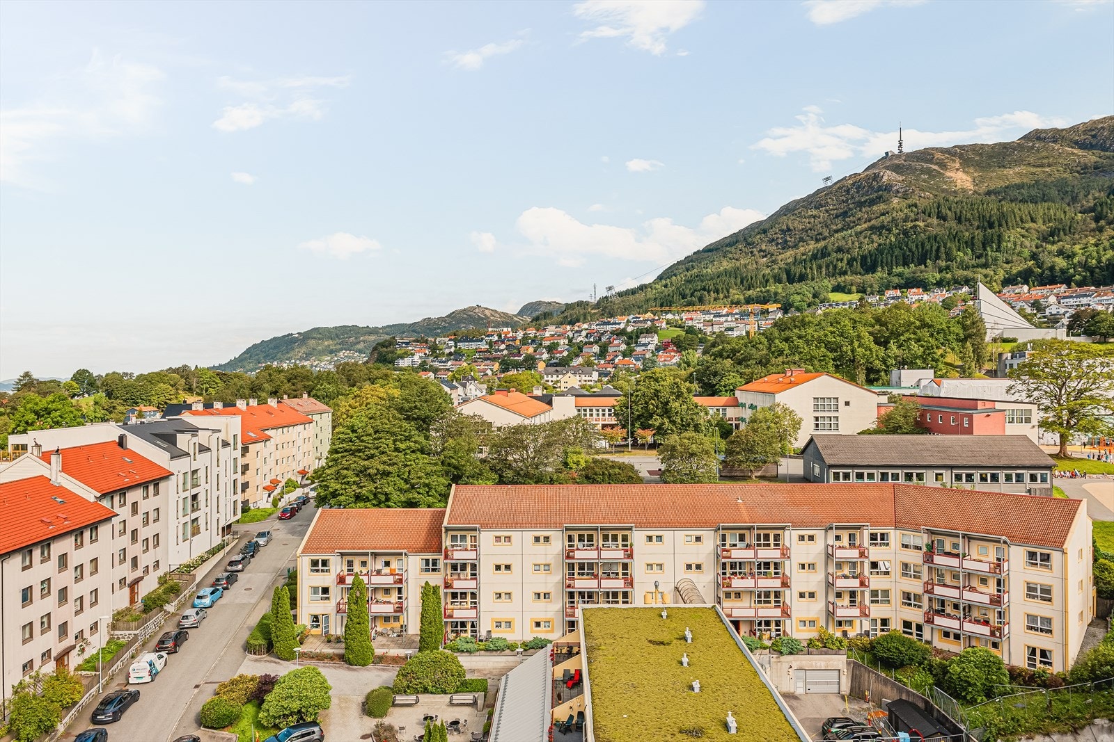 Bebyggelsen er godt tilrettelagt for en enkel og komfortabel hverdag, med trappefri adkomst mellom etasjene via heis (ny i 2020). I tillegg er det enkel og trappefri adkomst via gangbroen på baksiden av bygget, som fører direkte inn til byggets 3. etasje. Galleribilde