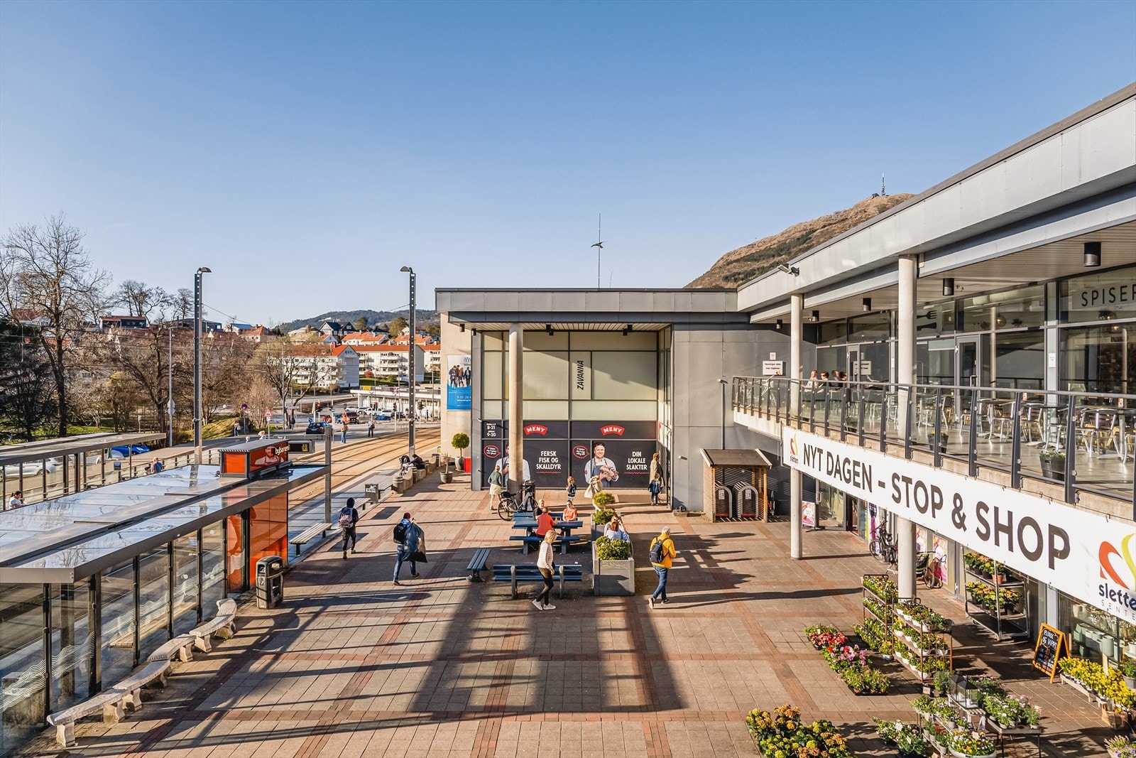 Større utvalg og nærmeste bybanestopp finner man ved Sletten Senter. Servicelinjen går også hit, et gratis busstilbud tilpasset eldre. Galleribilde