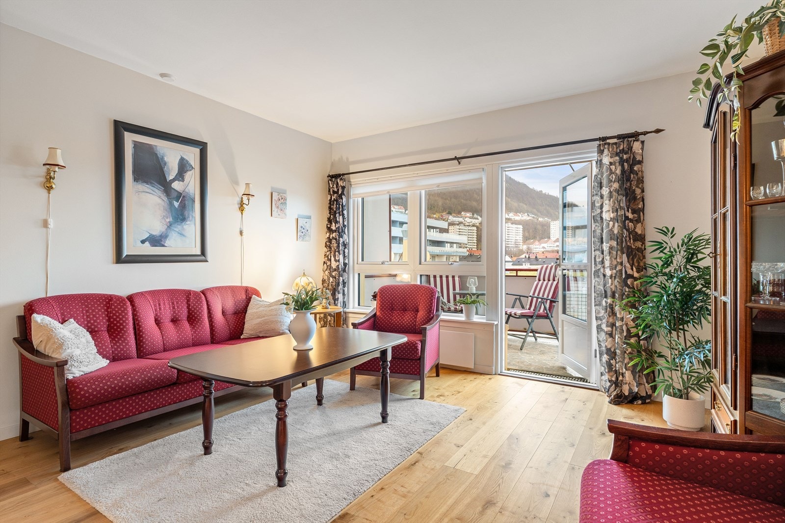 Overflatene i leiligheten ble oppgradert i januar 2019. Gulvene er belagt med en-stavs eikeparkett, og veggene består av malt platekledning samt malte betongflater. Galleribilde