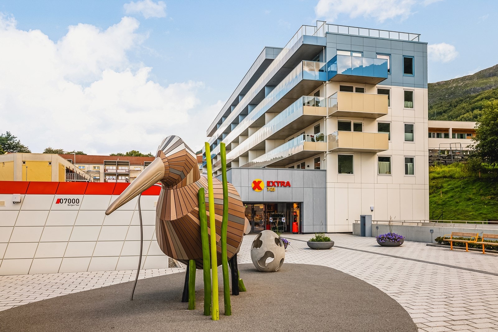 Rett bak Landåstorget, på Nancy Landås´ plass, finner man den store og nyåpnede Extra-butikken. Her er det også opparbeidet en torgplass på ca. 800 kvm med brostein, benker, en liten lekeplass og drosjeholdeplass. Galleribilde
