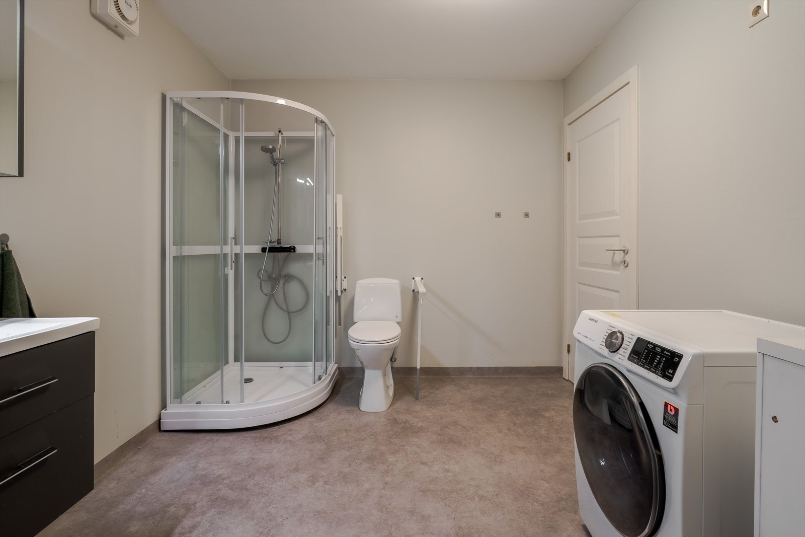 Badet er på romslige 8,5 kvm Galleribilde