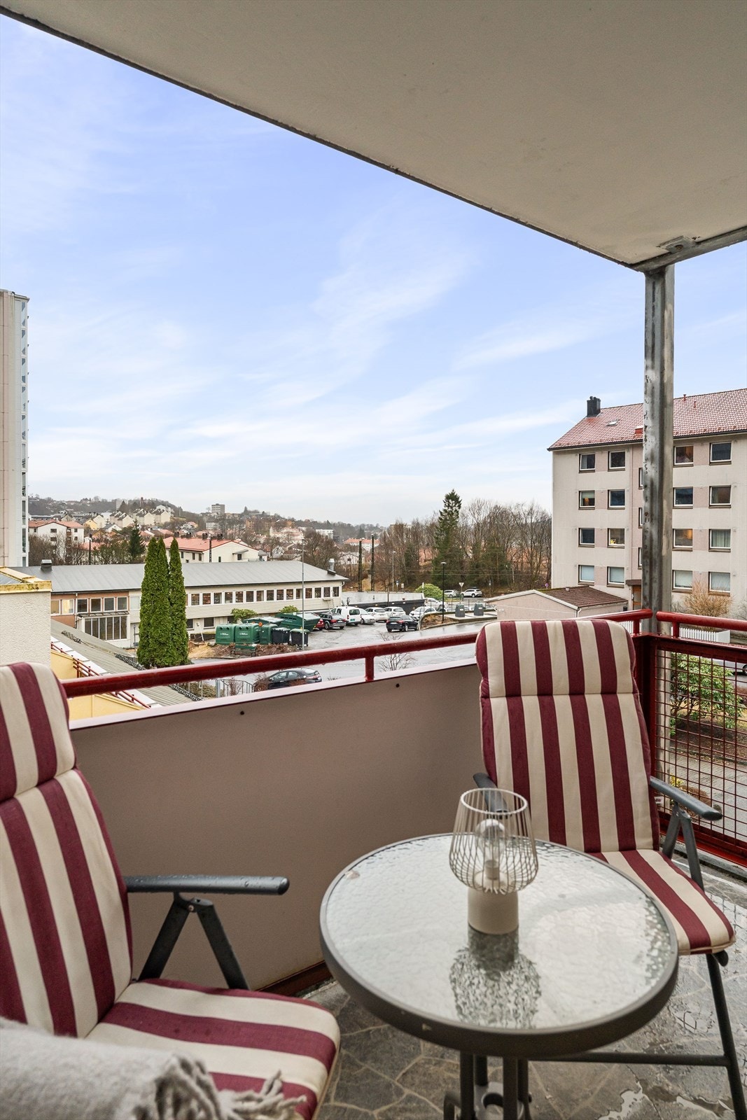 Her kan man nyte gode solforhold og utsikt over nærområdet og omkringliggende fjellene. Galleribilde