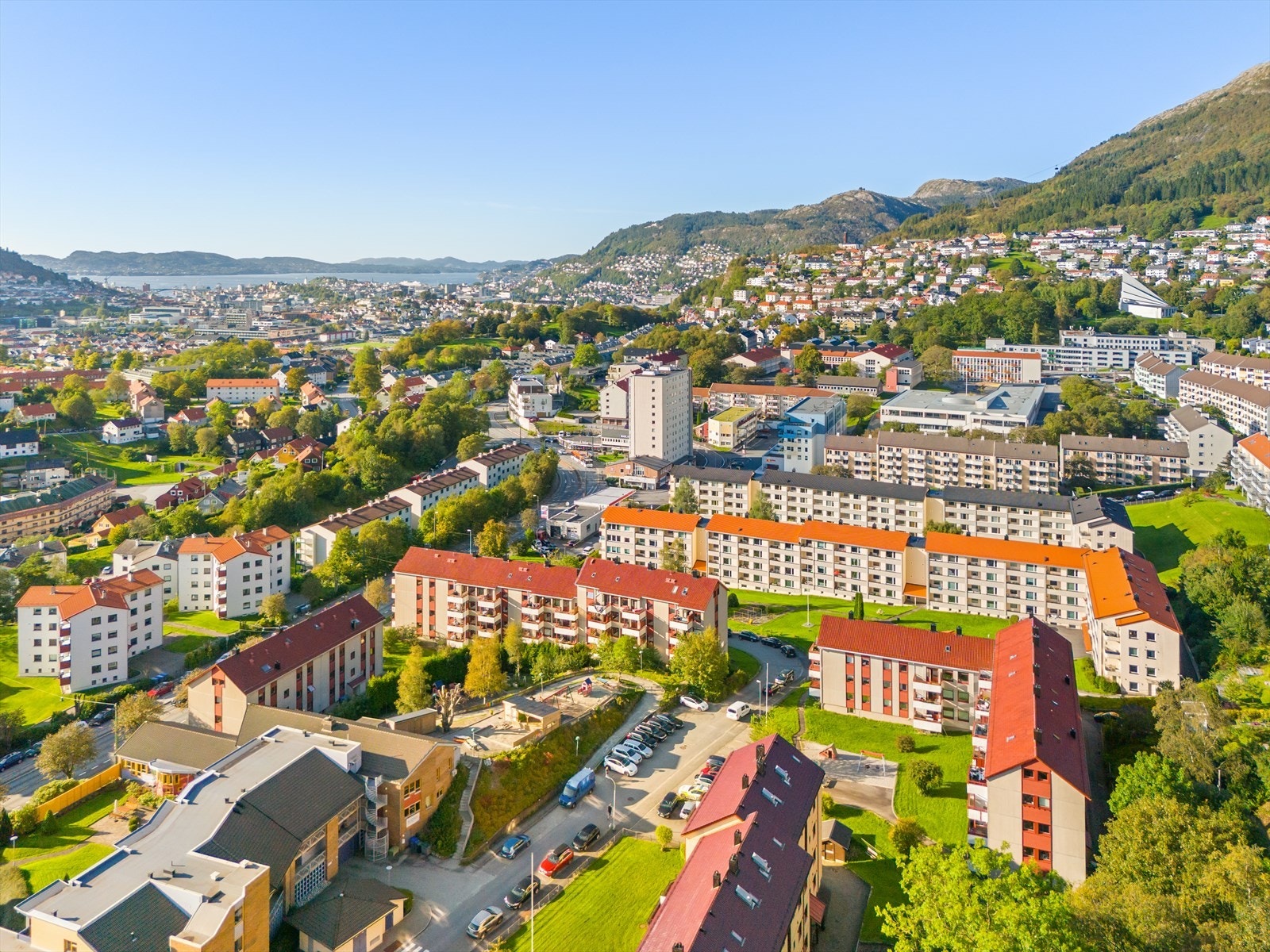 For dem som ønsker å benytte kollektivtransport, er det svært gode bussforbindelser fra Nattlandsveien, hvor linje 5, 6 og 16E går omtrent hvert 7. minutt til sentrum eller i retning Bergen sør. Det er også mulig å benytte servicelinjen. Galleribilde