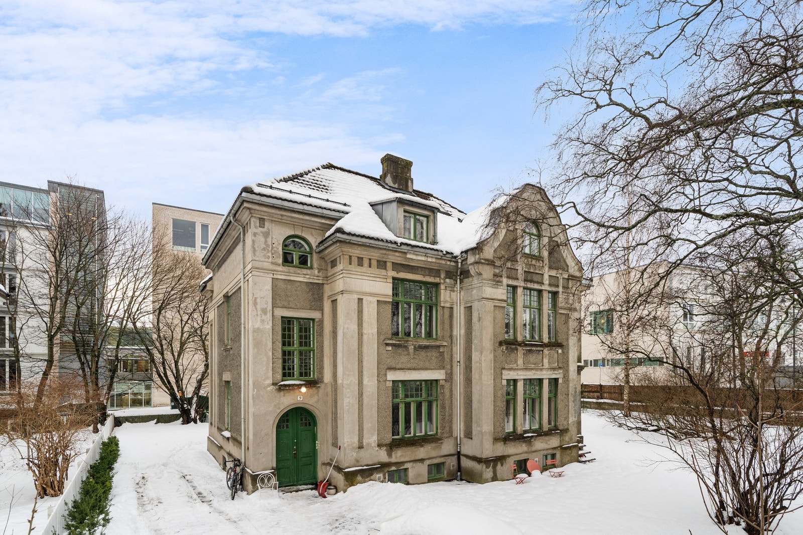 Eiendommen har en utmerket beliggenhet i etterspurt og sentralt boligområder rett ved St. Olavs hospital. Galleribilde