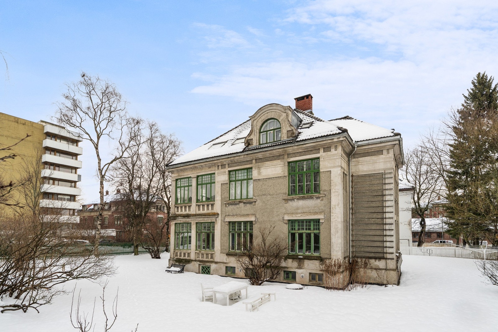 Velkommen til Eirik Jarls gate 9, en unik 4-roms eierleilighet, 1. etg. i klassisk jugendvilla på attraktive Øya. Galleribilde