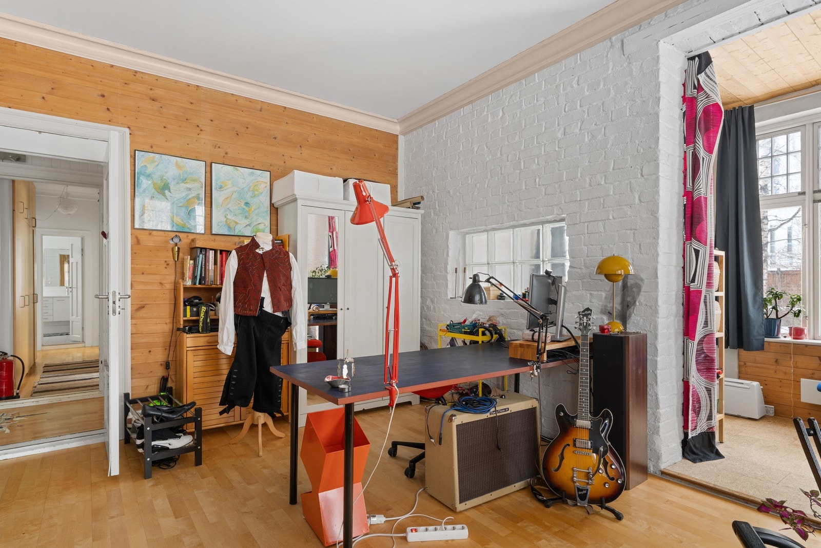 Den romslige stuen har flere møbleringsmuligheter med god plass for ulike sittegrupper. Galleribilde