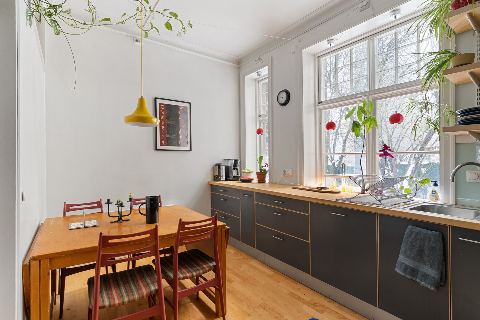 Her har du god plass for en mindre spisegruppe på på kjøkkenet, perfekt for enklere servering. Galleribilde