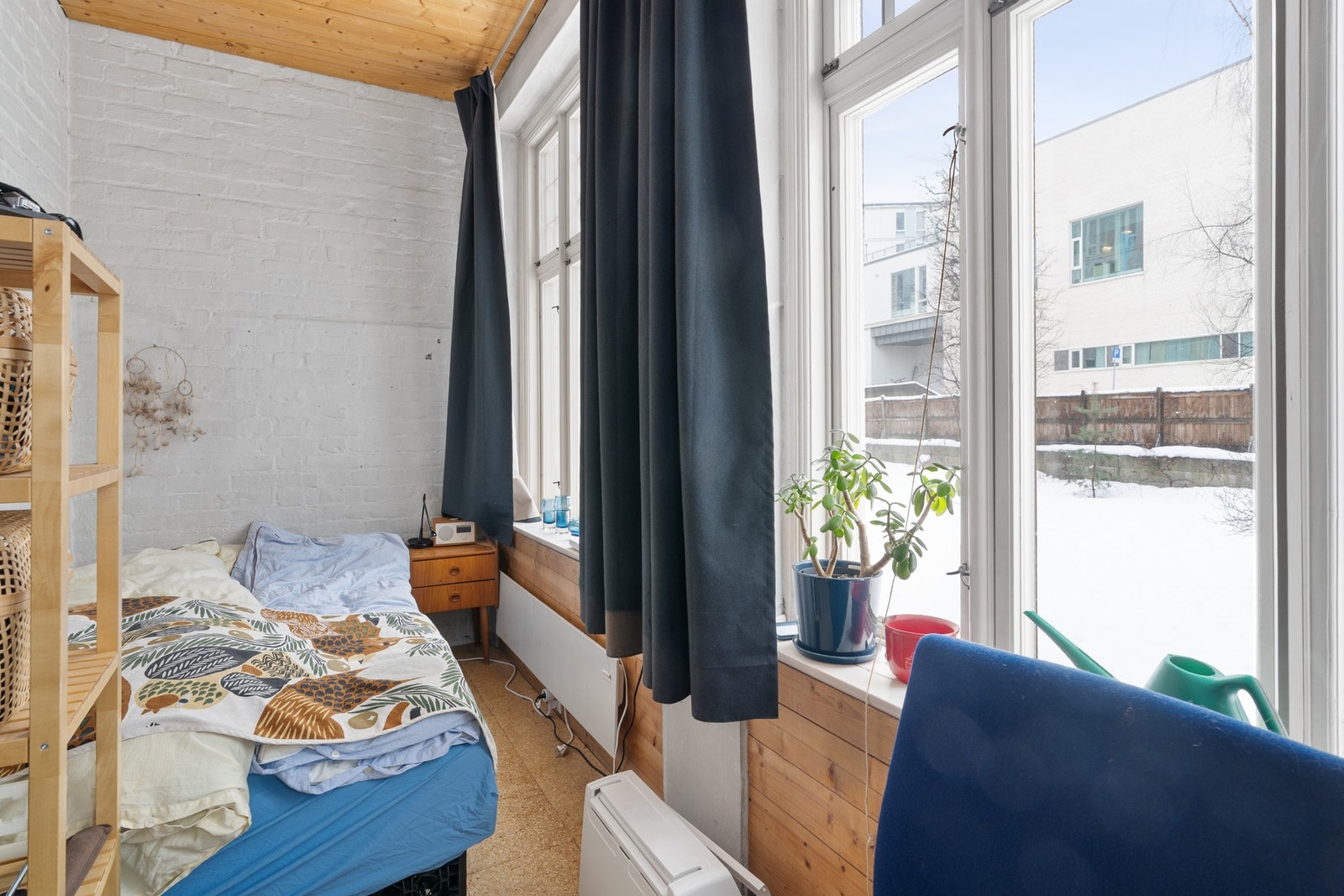 Leiligheten har store vindusflater og raus takhøyde som gir god romfølelse. Galleribilde