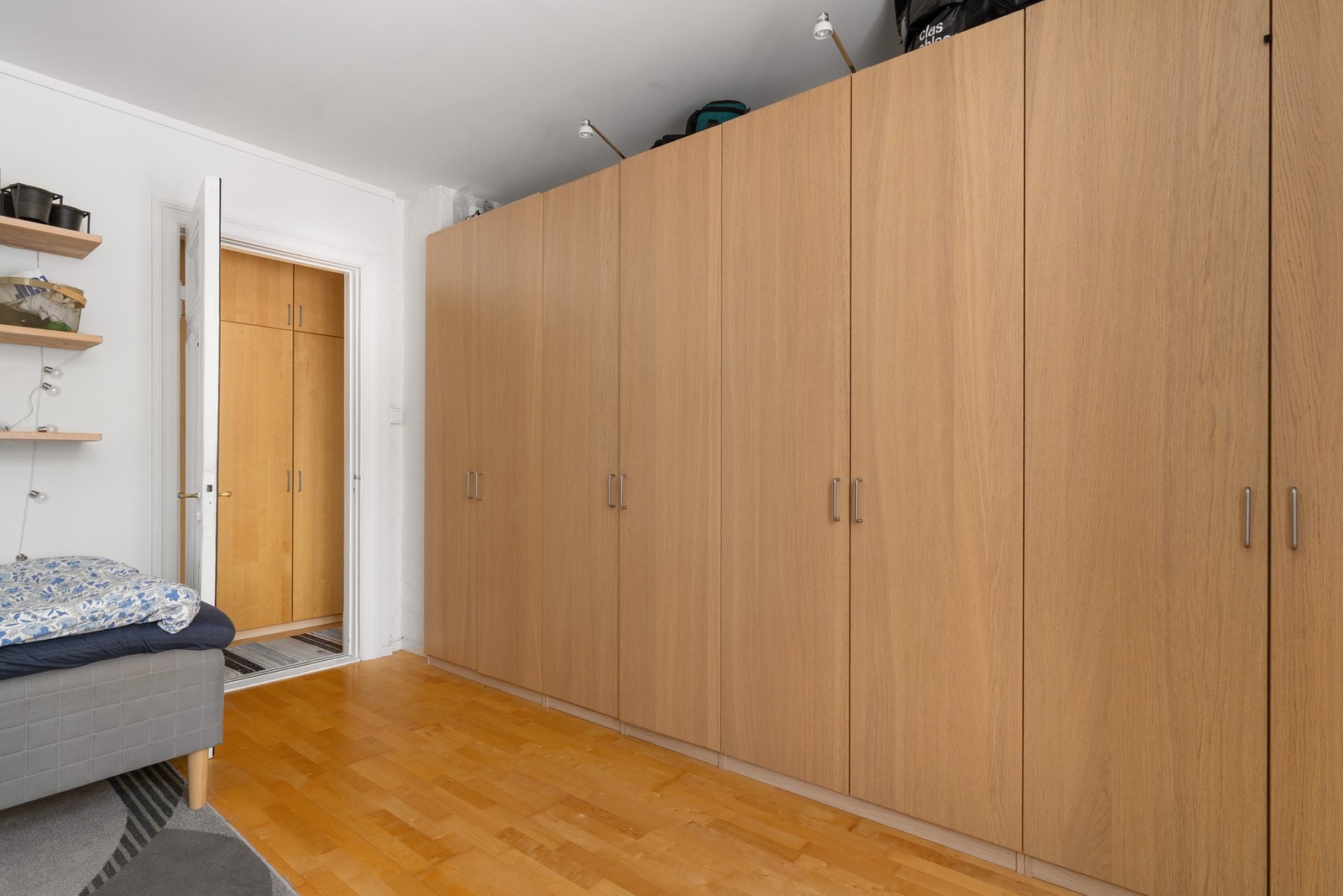 Her er god plass til både dobbeltseng og stor garderobe. Galleribilde