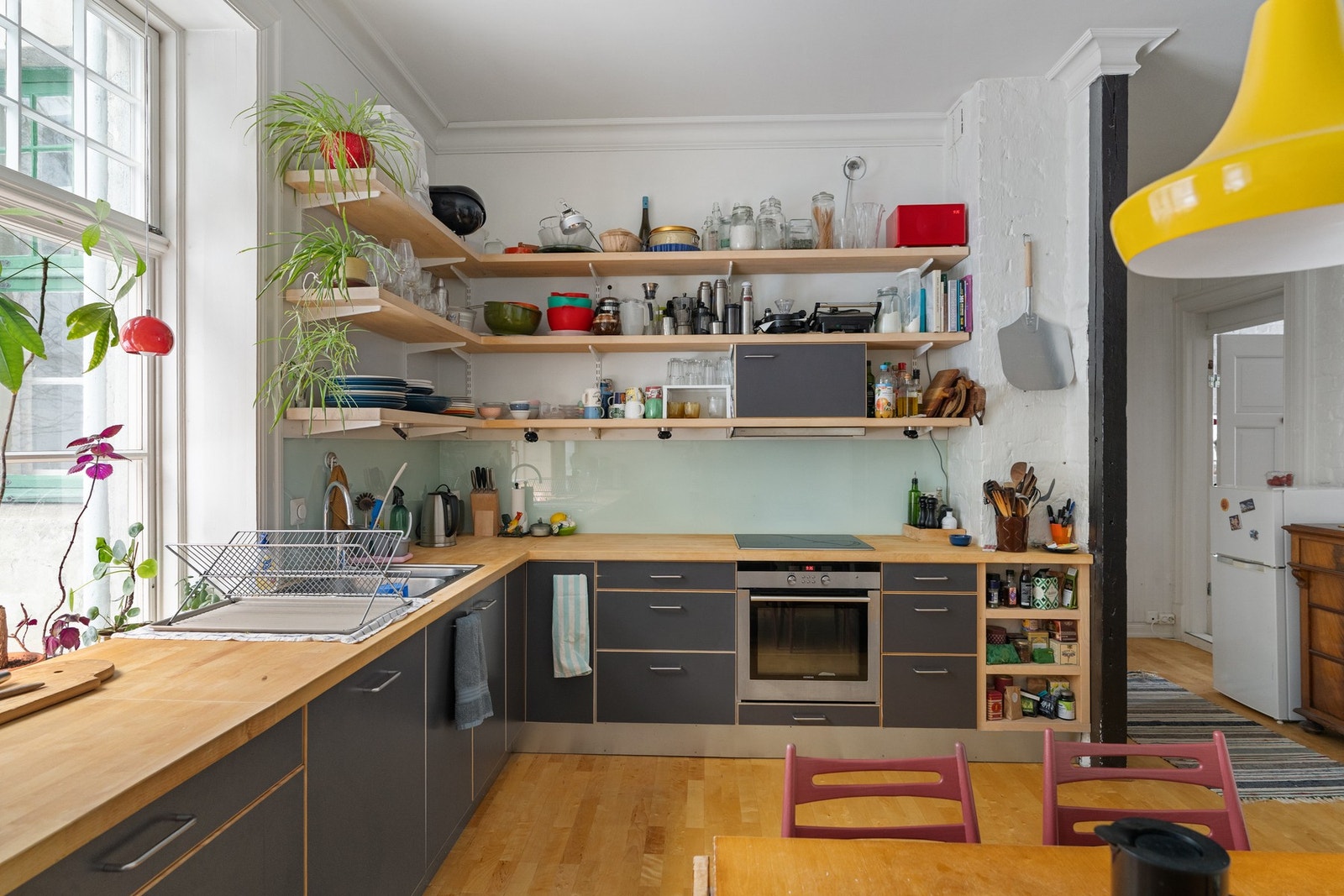 Kjøkkenet er fra 2012 og har mekanisk avtrekksvifte over stekesonen og opplegg for oppvaskmaskin. Galleribilde