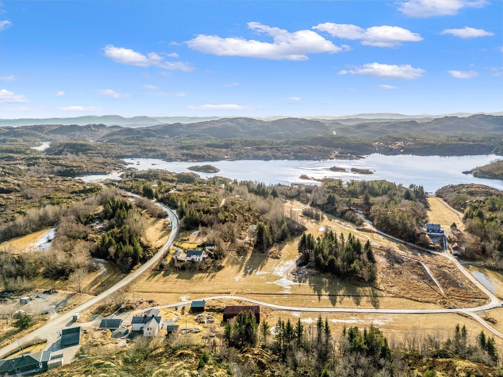 Eiendommen ligger i naturskjønne omgivelser med kort vei til sjøen. Galleribilde