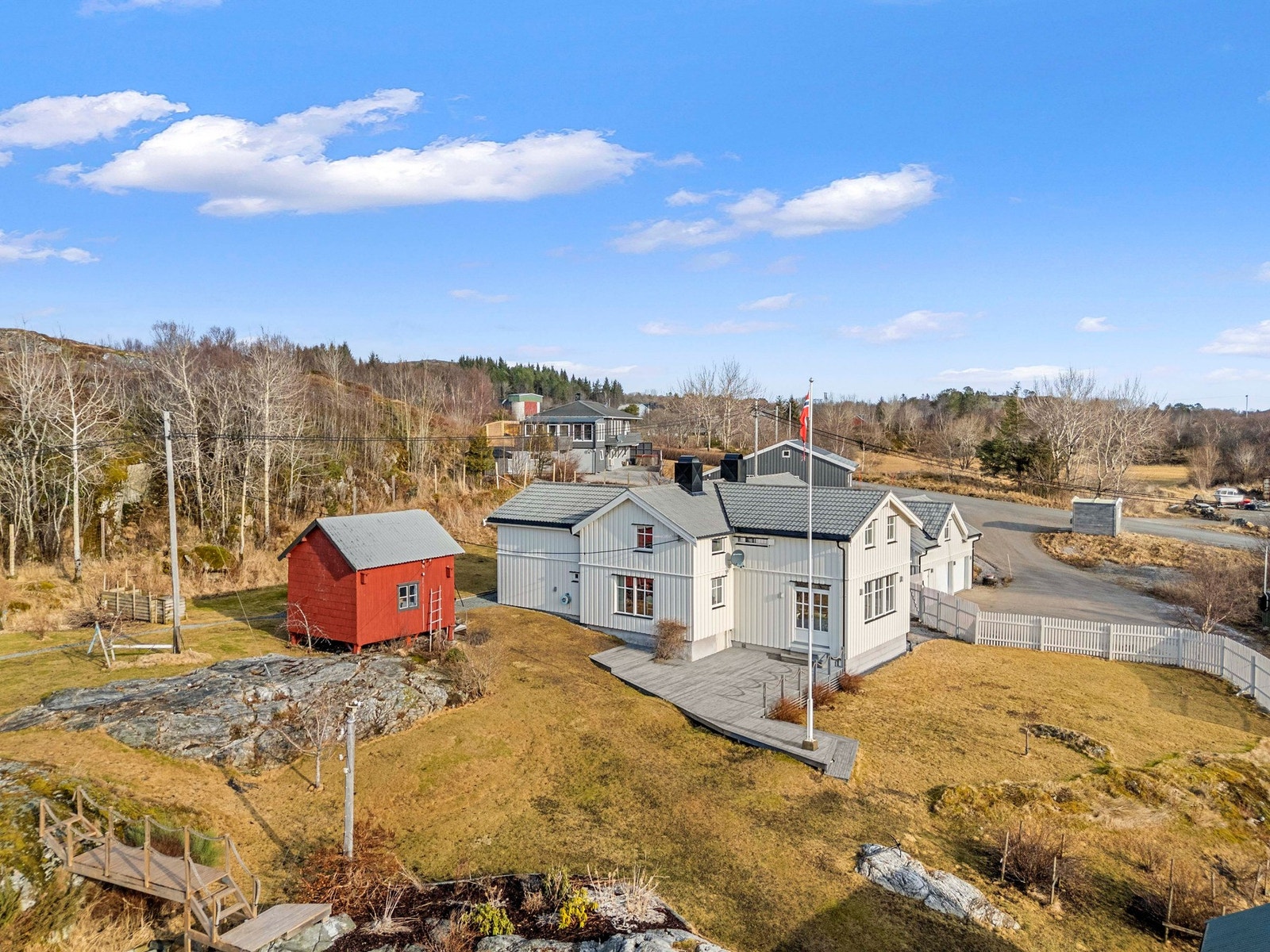 Eiendommen består av flere bygg, blant annet hovedhus, garasje, låve, smie, stabbur og naust. Galleribilde